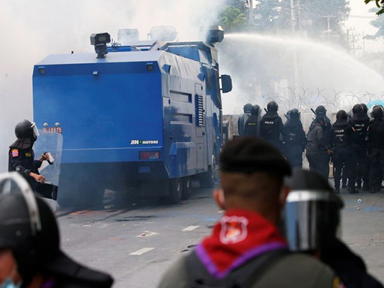 Полиция Таиланда разогнала протестующих против Конституционных реформ с помощью водомётов